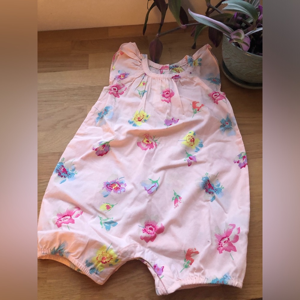 NWT Baby GAP Adorable Pink Floral Onesie Romper size 18-24 months